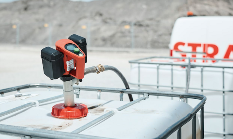 Neuheit:  FLUX-FBM 4100 – Der weltweit erste smarte Akku-Motor für Fasspumpen.